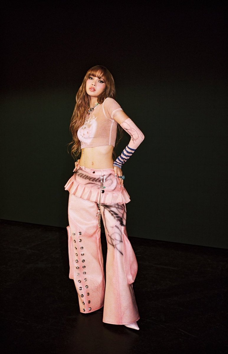 blckpinkpic's tweet image. OMG LISA