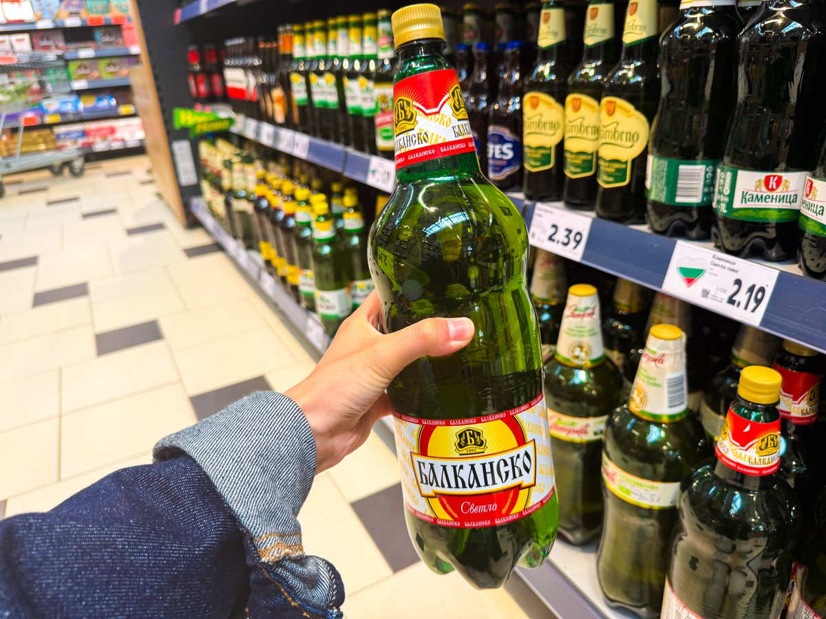 ブルガリア🇧🇬のビールは【安い】【軽め】【美味い】の究極の三拍子で、色んな意味で水の様にゴクゴク飲めてしまう！！！

それ故なのか、ブルガリアでは2ℓペットボトル(3.39 lv.=約280円)での販売もあり🙌

とはいえそれも納得な程なのでビール好きには全力でおすすめの国である_(┐「ε:)_