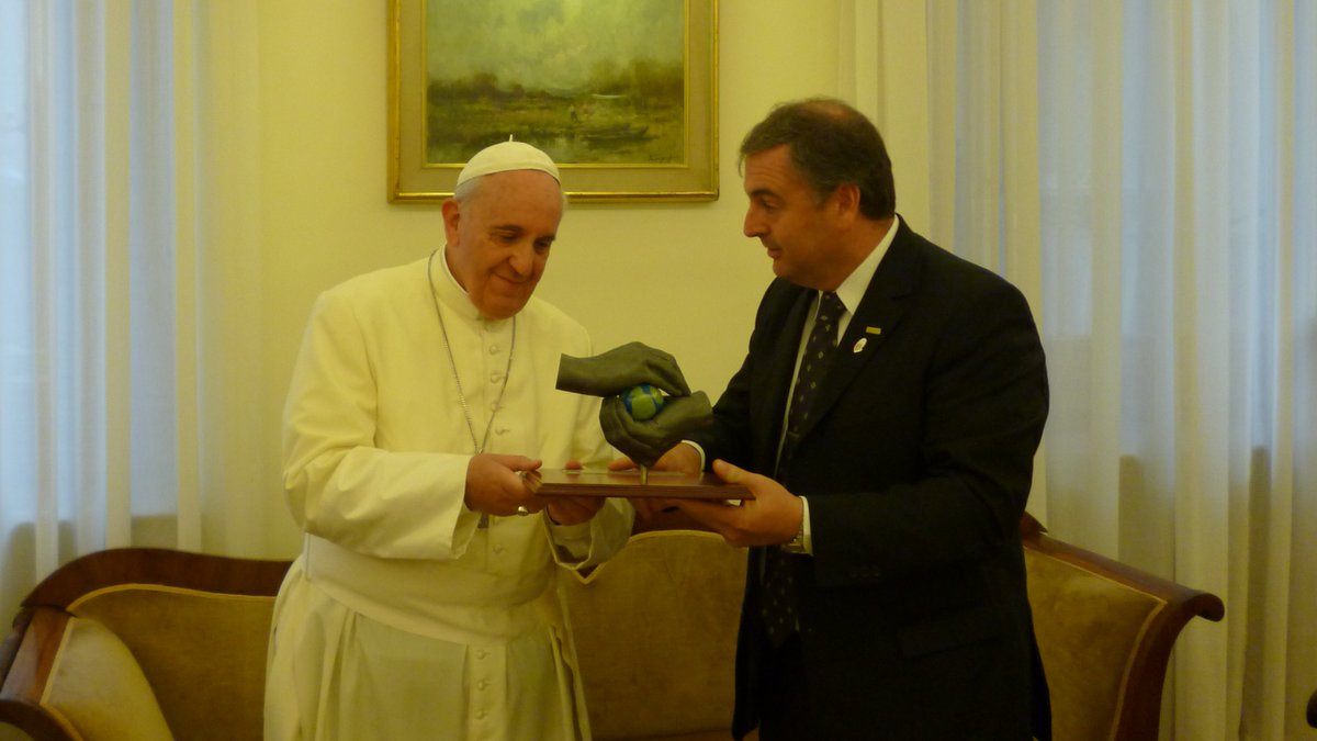 Hace algunos años tuve el honor de visitar a este compatriota que se ha convertido en el líder mundial más importante del siglo XXI.

Como lo hizo luego en distintas oportunidades, me dejó clara su coincidencia con los valores y principios cooperativos.

Hasta siempre Francisco.