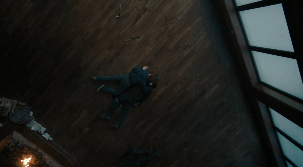 يتمدد الموت بصمت فوق خشبٍ بارد، لا يترك خلفه إلا ظلّاً، وبقعة دم لا تشتكي

العناق الاخير، لا من أجل الحياة… بل من أجل الذكرى