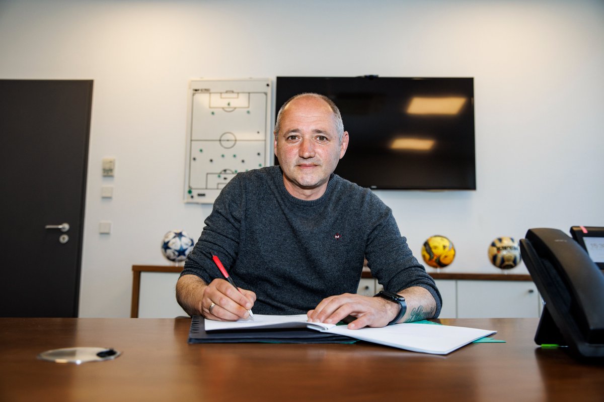 Assistenztrainer Oliver #Neuville bleibt Teil unseres Trainerteams! Der 51-Jährige hat seinen Vertrag bei den Fohlen verlängert 🖊️

Neuville 🗣️ „Ich bin jetzt fast 20 Jahre hier – Borussia ist mein zweites Zuhause. 

Schön, dass du bleibst, Olli! 💚
 go.borussia.de/4jAmG66