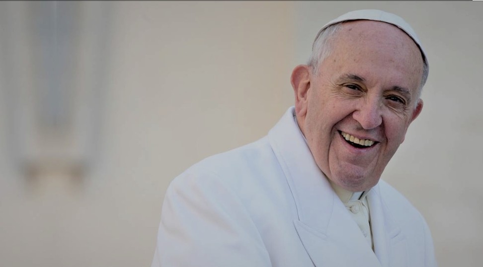 Descansa en Paz Santo Padre. Que Dios nos guíe para que tu sucesor abrace un mundo que ansia la Paz y la supremacía de los Derechos Humanos, haciendo que prevalezcan. Bendiciones al mundo Cristiano.