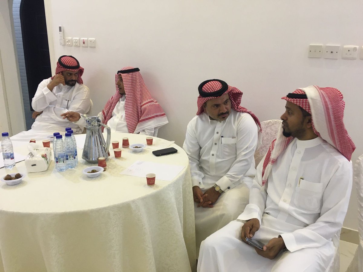 لقاء ممثل صندوق التنمية الزراعية بمنطقة مكة المكرمة م. رداد الزهراني بأهالي محافظة الليث للرد على استفساراتهم وتساؤلاتهم عن برامج دعم الصندوق في المسارات التالية: النحالين ومربي الماشية والمزارعين وصيادي الأسماك من الفترة 20-4 إلى 22-4-2025م بمقر الجمعية التعاونية الزراعية بالليث