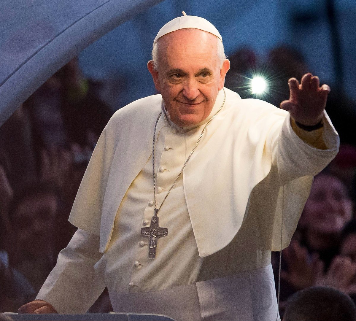 MsSovereign_'s tweet photo. Papa Francesco, padre dell'umilità, voce dei silenzi dimenticati, cuore che batteva al ritmo dei poveri, dei piccoli, degli invisibili.

Con uno sguardo ha abbracciato il mondo, con un gesto ha accorciato le distanze tra cielo e terra. 

Addio, Santo Padre.
#PopeFrancis https://t.co/n8XI1j637S