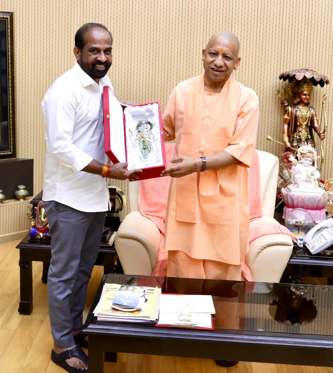 satyakumar_y's tweet photo. ఉత్తరప్రదేశ్​ ముఖ్యమంత్రి శ్రీ @myogiadityanath గారిని మర్యాదపూర్వకంగా కలిశాను. ధర్మవరం పట్టు వస్త్రాన్ని, నిమ్మలకుంట కళాకారులు రూపొందించిన శ్రీ కృష్ణుని తోలుబొమ్మను ఆయనకు బహూకరించాను. ధర్మవరం పట్టు, నిమ్మలకుంట తోలుబొమ్మల విశిష్ఠతను ఆయనకు వివరించాను. మథుర శ్రీ కృష్ణుడి ప్రతిమను ఆయన నాకు బహూకరించారు. 

దేశ, రాష్ట్ర రాజకీయాలు, ప్రభుత్వ పథకాల అమలు, పార్టీ సంస్థాగత అంశాలపై ఈ సందర్భంగా చర్చించాము. తిరుమల శ్రీవారి దర్శనం చేసుకోవాలని, అలాగే ధర్మవరం నియోజకవర్గాన్ని సందర్శించాలని ఆయనను కోరాను. దానికి ఆయన సానుకూలంగా స్పందించారు.
#uttarpradesh #BJP4ViksitBharat @BJP4Andhra @BJP4India @ArogyaAndhra