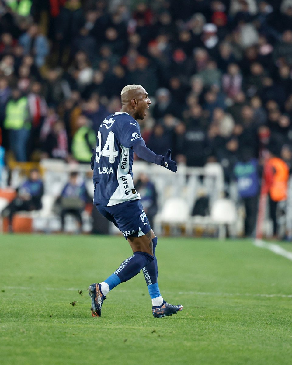 Anderson Talisca, Süper Lig kariyerinde ilk kez dört maç üst üste gol attı.