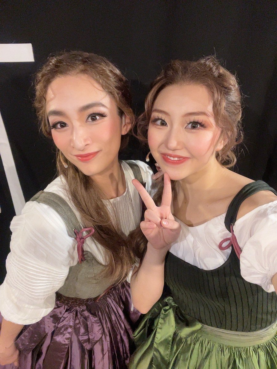 本日もマチソワありがとうございました！

大好きでゲラ仲間のせな姉さんと📸🤍笑
私たちはピエロもやってます🤡
毎回パレロワイヤルのシーンは楽しくて見るとこ沢山ですよね😂❤️💚
各々で色んなストーリーがあるので是非注目して下さい♪

#1789_toho
#ミュージカル1789
#1789バスティーユの恋人たち