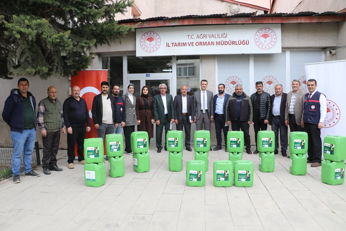 Bakanlığımız ve Türkiye Kömür İşletmeleri Kurumu iş birliği ile hayata geçirilen “TKİ-Hümas Örnek Uygulamalarıyla Organik Toprak Düzenleyicisi Kullanımının Yaygınlaştırılması” projesi kapsamında İlimizde çiftçilerimize Hümik Asit dağıtıldı.
<a href="/ibrahimyumakli/">İbrahim Yumaklı</a> 
<a href="/tobeydb/">Eğitim ve Yayın Dairesi Başkanlığı</a> 
<a href="/tkikurumsal/">Türkiye Kömür İşletmeleri</a>