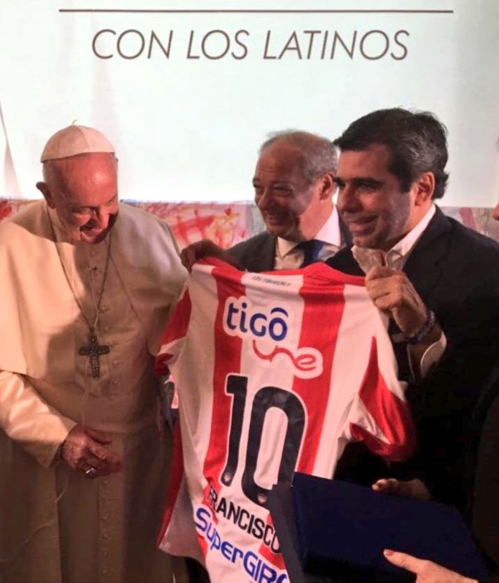 Lamentamos el fallecimiento del Papa Francisco, un líder de la Iglesia Católica que marcó al mundo con su humildad, su compromiso con las personas con discapacidad y su amor por los demás.

Tuve el honor de conocerlo y sentir de cerca su sencillez, su pasión por el fútbol y su