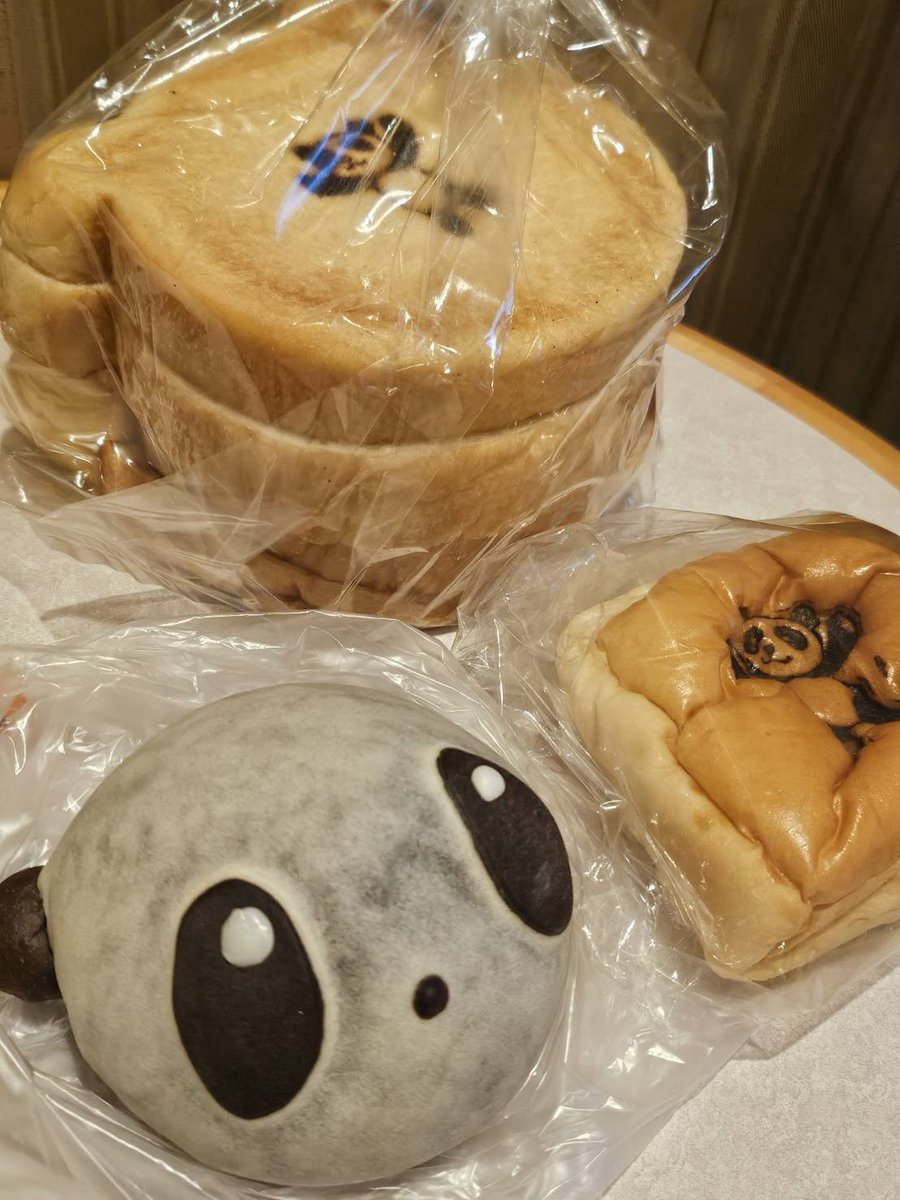 久しぶりの上野で全く分からん状態だった💦
駅からパンダ橋に追いやられたパンダさん🐼
松坂屋内のどら焼きとパンダパン美味かった🐼🍞