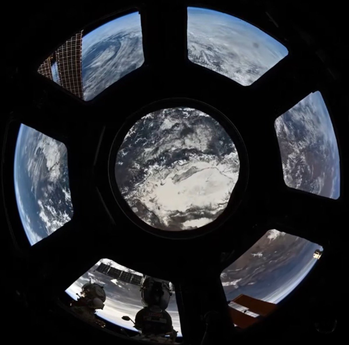 astro_timpeake's tweet photo. Welcome home to a total legend, @astro_Pettit and what a way to celebrate turning 70!
Don has a PHD in Chemical Engineering, is a brilliant science communicator and a person of great humour and thoughtfulness. With a cumulative 590 days in space he has shared many brilliant images and videos during his time on the ISS. Don, enjoy your time back home with the family.
