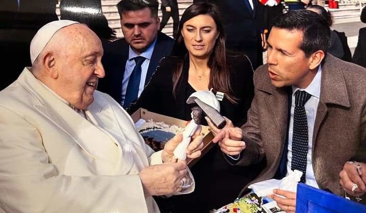 cn_castro's tweet photo. "Qué bien nos hace pensar que Jesús desde el Cerro #Renca viene a decirnos: [...] Bienaventurados ustedes que se dejan contagiar por el Espíritu de Dios y luchan y trabajan por ese nuevo día, por ese nuevo Chile, porque de ustedes será el reino de los cielos", nos dijo Francisco en su visita a nuestro país.

Hoy despedimos a un Pastor de gran justicia y humanidad. Tu mensaje vivirá eternamente en la comuna, en la historia de nuestro Señor de Renca que recibió tu bendición, en la cumbre del Parque Metropolitano Cerros de Renca y en los corazones de miles de vecinas y vecinos. Descansa en paz, Francisco. 🕊️