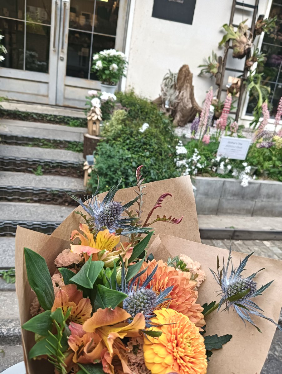 今日は病院の検査結果にすっかり落ち込んでしまった1日だった🥱
お花は今月の母へのお花💐