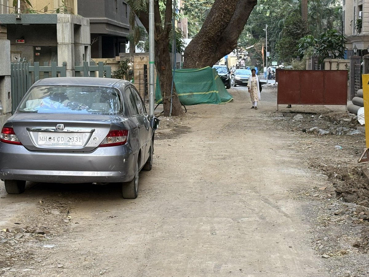 dsf1's tweet photo. Hi
Please help with this wrong parking
BMC work also stuck up
@mumbaitraffic @MTPHereToHelp https://t.co/TWiHhyvn6k