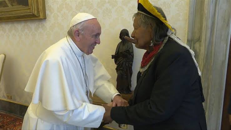 Parte o Papa Francisco. Um cristão que teve a coragem de pedir perdão pelos crimes do colonialismo e reconhecer a sabedoria dos povos indígenas. Em tempos de silenciamento, sua escuta foi rara. 

Que sua memória siga viva em nossa luta por justiça e reparação.