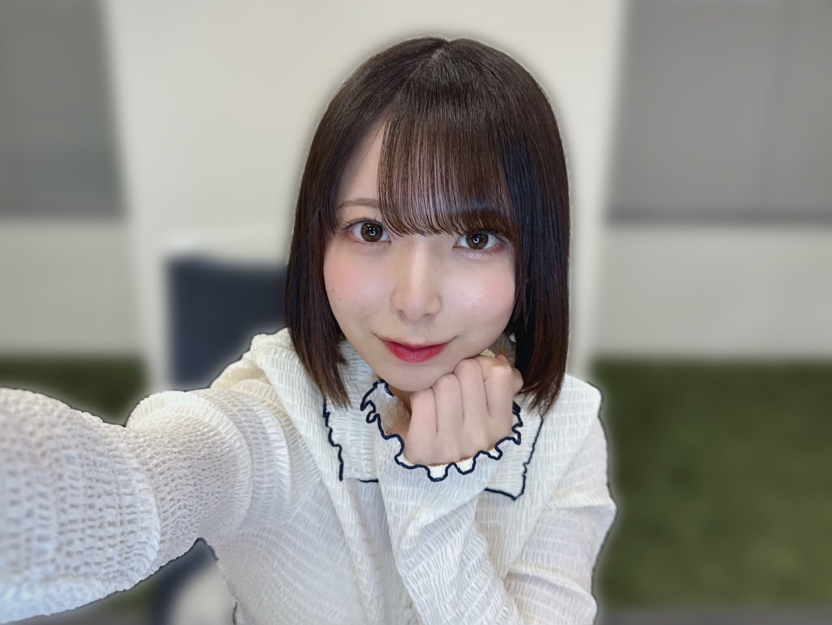 hinatazaka46's tweet photo. 【ブログ更新☀️ 渡辺莉奈】 カフェラテ片手にラムネ食べたあとに焼き鮭おにぎりを食べているけど、あまりにも組み合わせ悪すぎないか？これは私が食に対して興味がないからなんだろうけど、味覚音痴でもあるような気がしてきた。いつかマヨメロンでも… https://t.co/OSjccu4eul #日向坂46 #渡辺莉奈 https://t.co/O55rA9bLoX