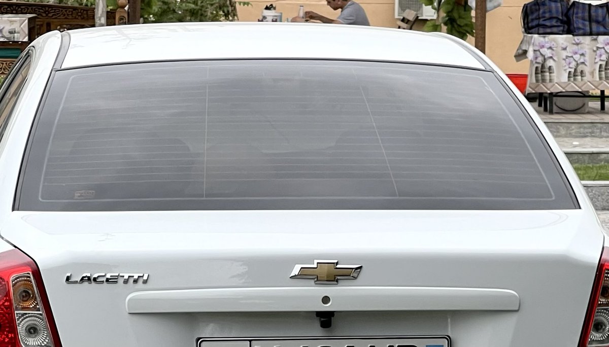 Gefühlt 3/4 aller Autos in Usbekistan sind (weiße) Chevrolets. Die werden in Lizenz gefertigt. Und sehr hohe Zölle auf alle anderen Autos. „Klassische“ Zollpolitik also, mit der ein Schwellenland einzelne Wirtschaftszweige schützt. Interessant im Vergleich mit Trumps Amoklauf.