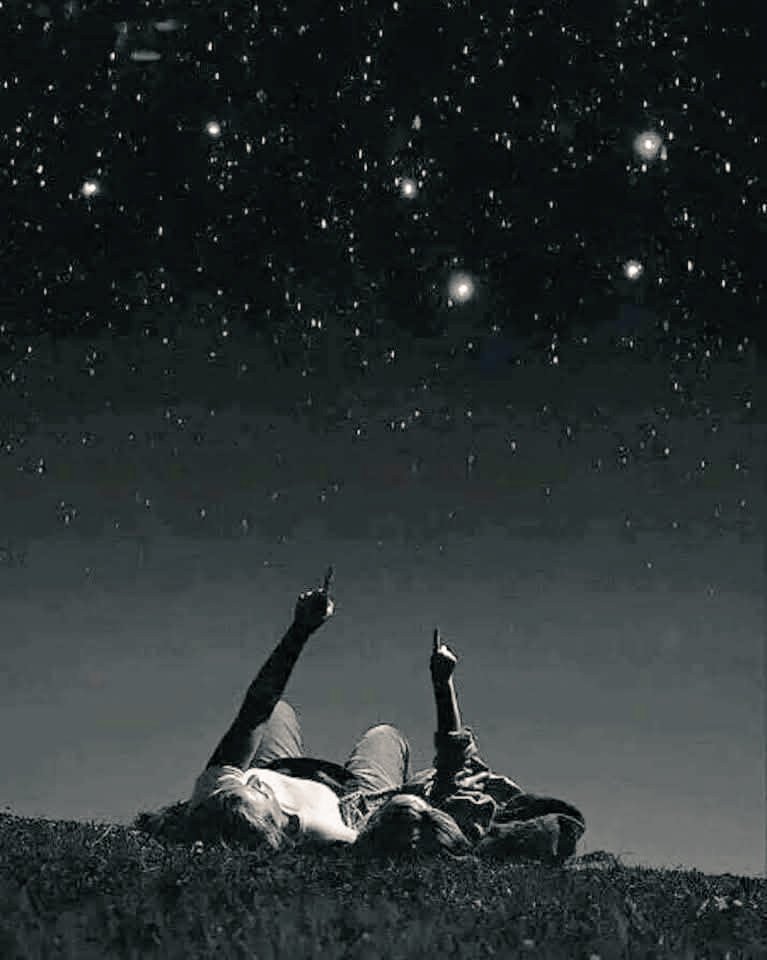“Todos estamos en el mismo pozo, 
 pero algunos miramos las estrellas".

                  ~ Oscar Wilde
