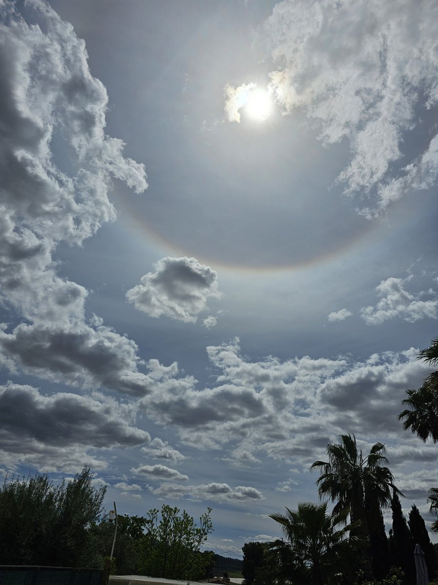 SpanglishBloke's tweet photo. Alicante province 21/04/2025 at 15:00 hrs. The high level #chemtrail poison has blotted out the sun above the #RealClouds #genocide #cropdestruction https://t.co/xjNL8JcWO7