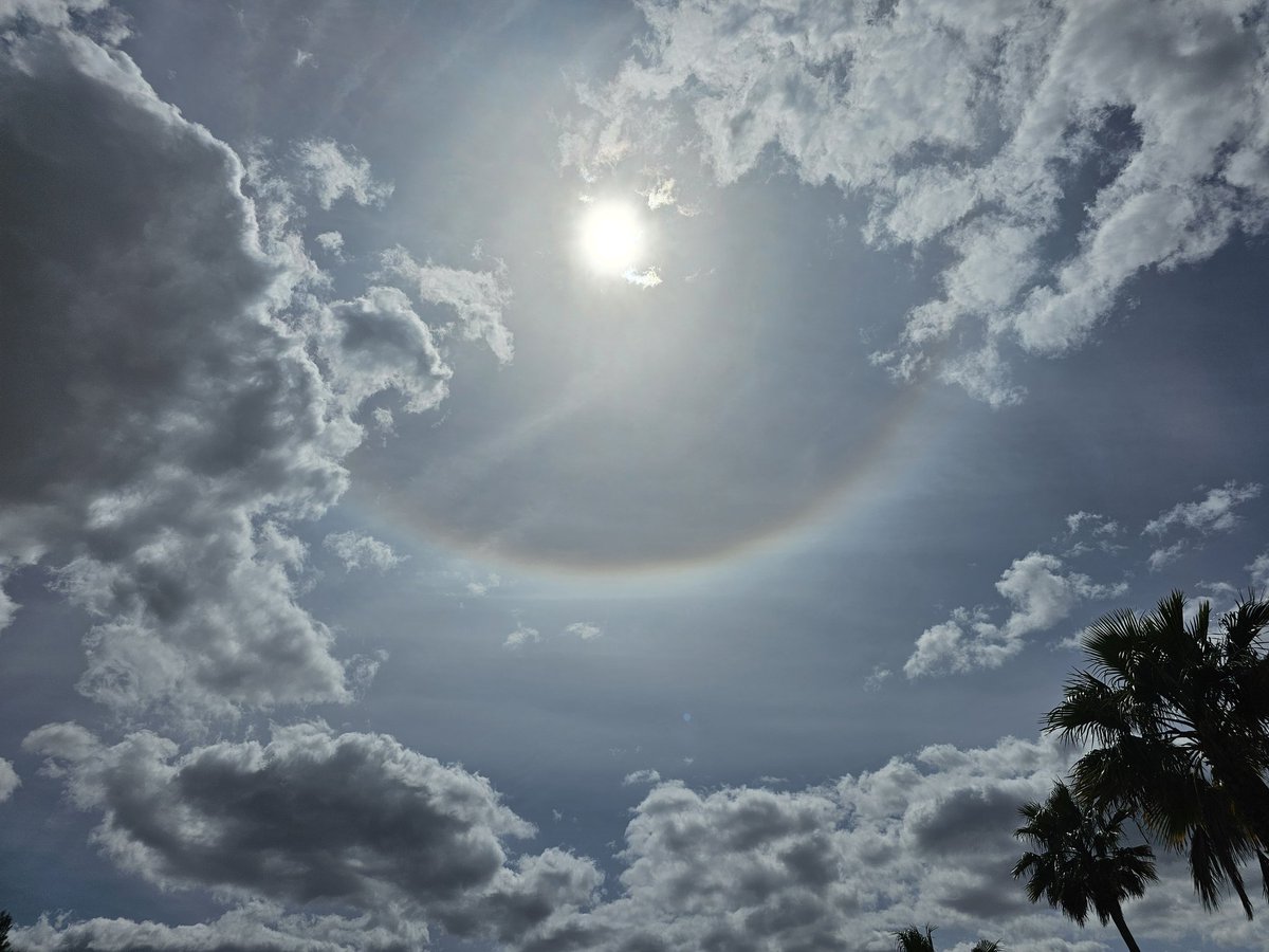SpanglishBloke's tweet photo. Alicante province 21/04/2025 at 15:00 hrs. The high level #chemtrail poison has blotted out the sun above the #RealClouds #genocide #cropdestruction https://t.co/xjNL8JcWO7