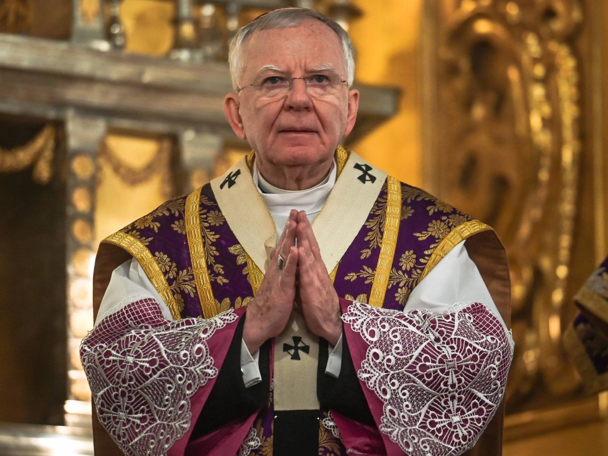Ami proche du cardinal Robert Sarah, l'archevêque de Cracovie Mgr Jedraszewski🇵🇱 qualifie le président français Emmanuel Macron "d'épave morale de l'Occident qui ne reflète sous son masque aucune once d'humanité."

#Macron20h10 
#MacronDémission