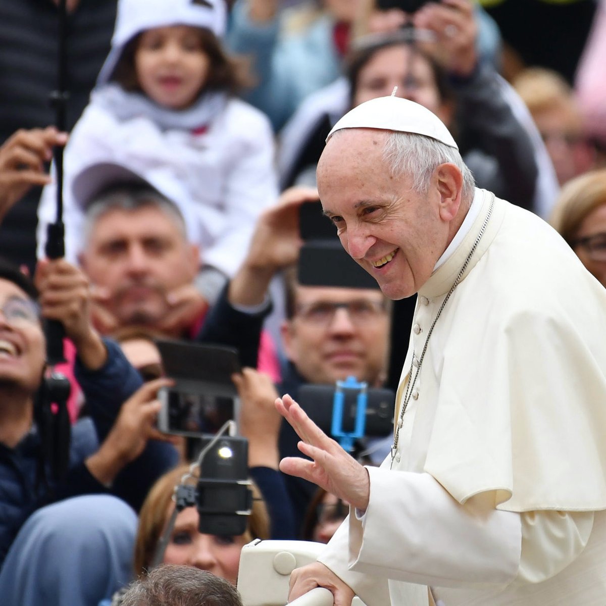 Desde la USS, nos sumamos al sentimiento de pesar por el fallecimiento del Papa Francisco.

Jorge Mario Bergoglio fue un defensor incansable de la paz y, sin duda, será recordado como uno de los grandes líderes de este siglo.

📷: Visita a Chile en 2018, La Nación.