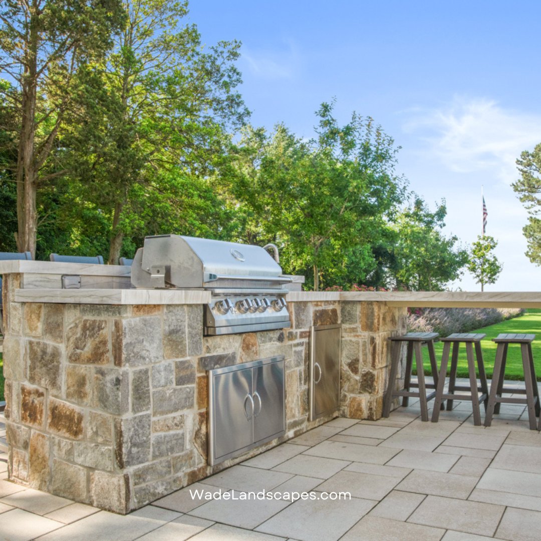 Love cooking outdoors? ‘When designing your outdoor kitchen, consider appliances like grills, refrigerators, and sinks to make it a fully functional space,’ says Wade Landscapes. Check out bit.ly/3DKBpMH!