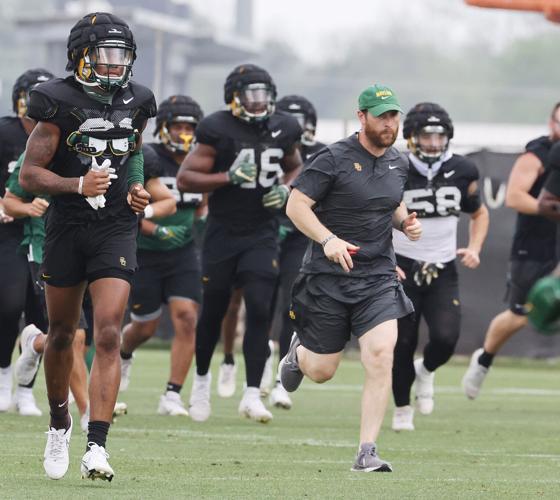 Baylor DC Matt Powledge - Tackling Drills/Situations 🧵

Cup
 - 3 on 1 tackle where a force, fill &amp; pursuit defender all converge on the ball carrier, keeping their leverage

Low
 - Any tackle where the defender tried to bring the ball carrier down by attacking his lower body.