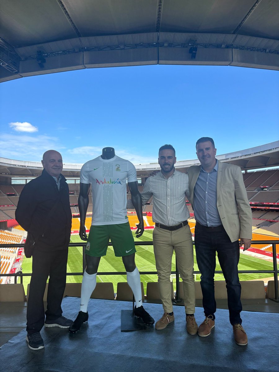 CDHuetorTajar's tweet photo. Hoy tuvimos el honor de asistir a la inauguración oficial de La Cartuja, un espacio renovado que no solo será testigo de grandes encuentros deportivos, sino también un punto de encuentro para la cultura, el entretenimiento y la comunidad.
#sentimientoht💛💙 https://t.co/lNn0ozwaVy