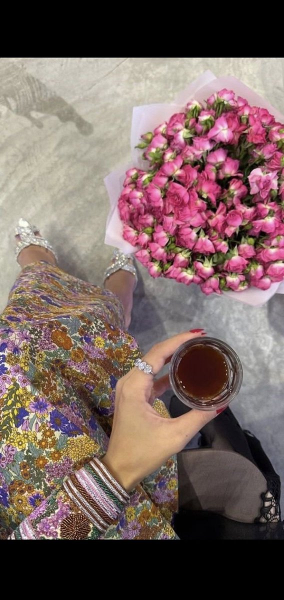 عشان تعيش مرتاح لا تفكر بالماضي ولا بالمستقبل فكر فيني وبس🤭😂 
❤مساء الورد 🌹🌹
