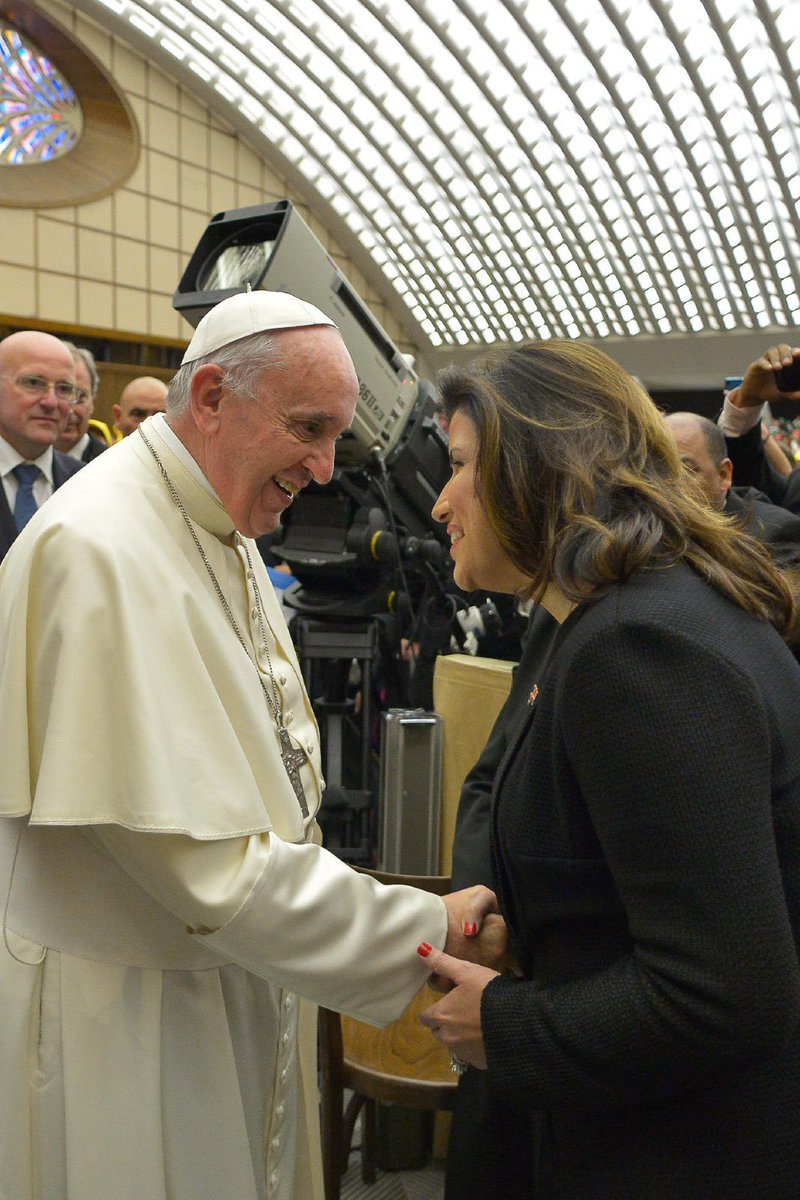 margaritacdf's tweet photo. Hoy despedimos con dolor y gratitud al Papa Francisco.

Su vida fue testimonio de humildad, fe inquebrantable y entrega por los más necesitados.  

Francisco no solo fue el primer Papa latinoamericano; fue un pastor de la esperanza, un líder espiritual que tocó millones de corazones y caminó con los pies en la tierra, siempre del lado de los que sufren.

Tuve el privilegio de encontrarme con él junto a Rafael de Jesús, un momento que atesoro en el alma, porque fue parte de un milagro que también llevó su bendición y su oración. 

Elevo una oración por su alma y por la Iglesia que supo pastorear con amor, valentía y ternura.  

Gracias Santo Padre. Descanse en la paz del Señor.