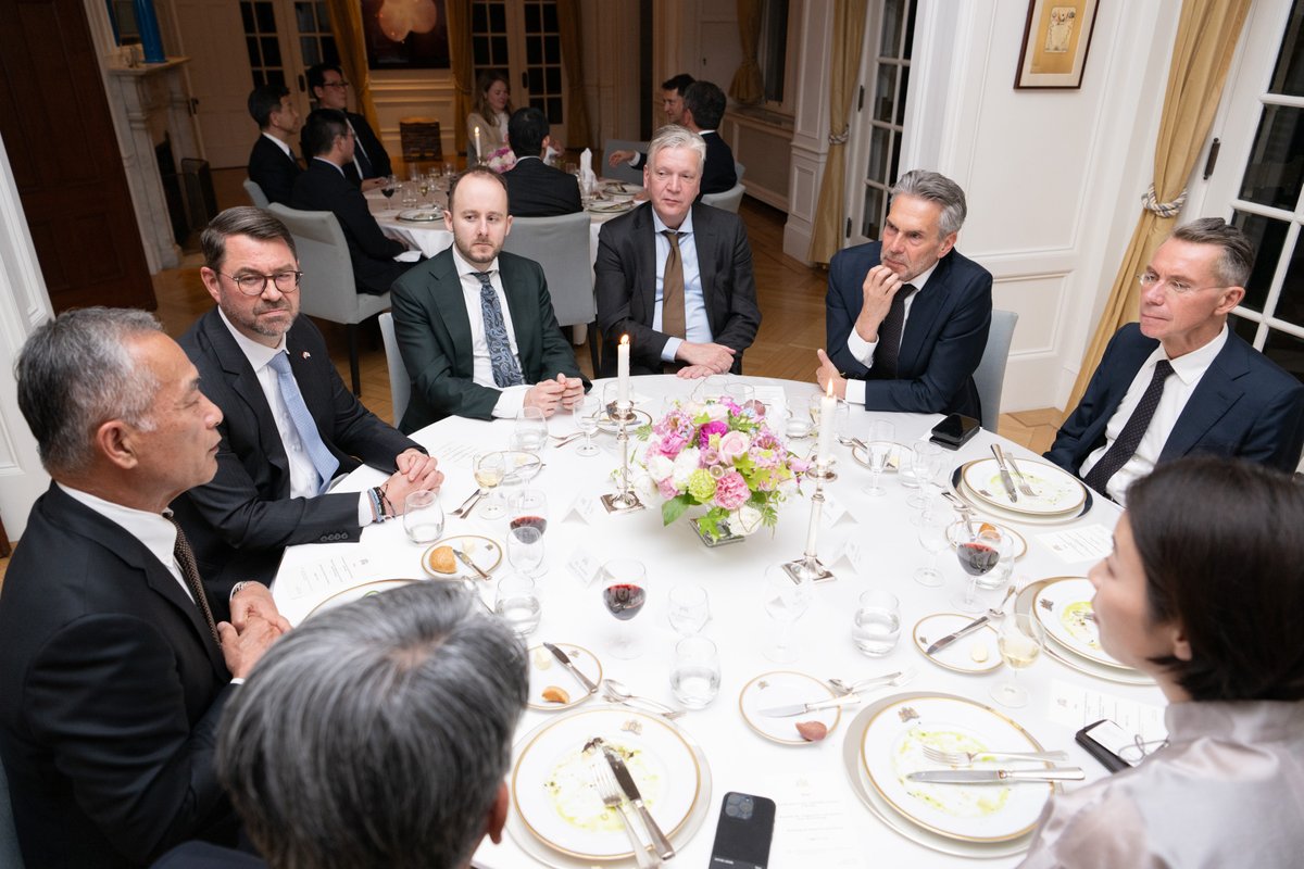 NLinJapan's tweet image. Prime Minister Dick Schoof wrapped up day one in Japan with a business dinner with Dutch firms in 🇯🇵 and JP companies in 🇳🇱; exchanging views on cross-border challenges and opportunities. 
#NLinJapan #NFIA #Trade #Innovation #CommonGround
@nfiajapan @ian_tokyo @AgriTokio