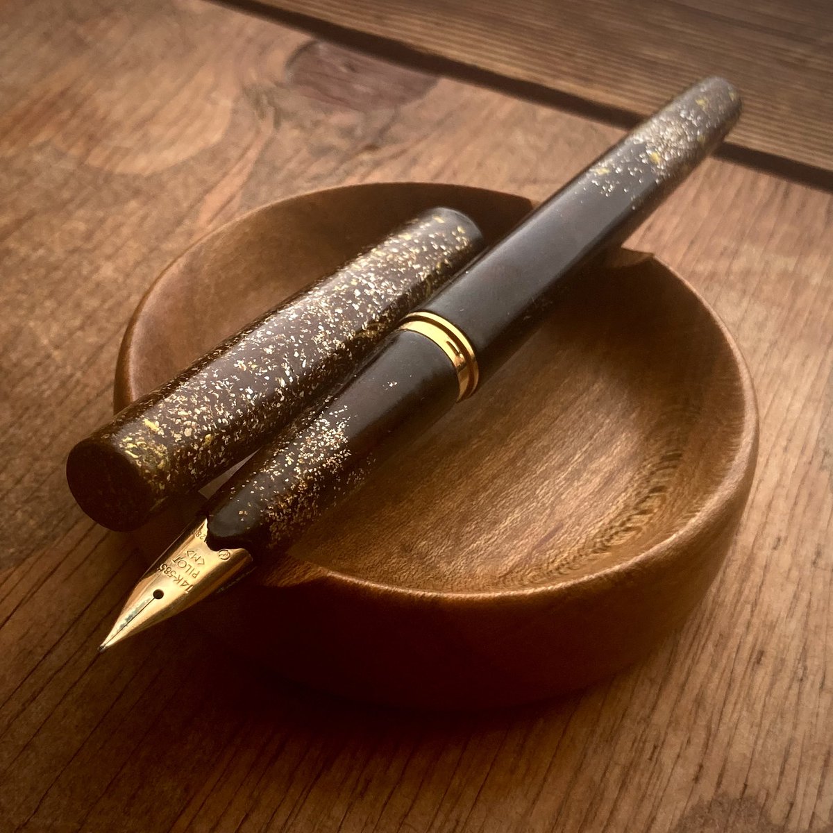 GarageWoWorking's tweet photo. #fountainpen #urushipen #pilptelite #万年筆 #文房具好き
❌ commissioned
Pilot Elite long (UP256)…<M>…NashijiNuri梨地塗
おそらく80年代にパイロットの平塚工場で作られたElite Long いわゆるビンテージもの。入手して分解掃除レストアをやったあと、梨地塗という漆を施した。 https://t.co/1wzFMimPjV