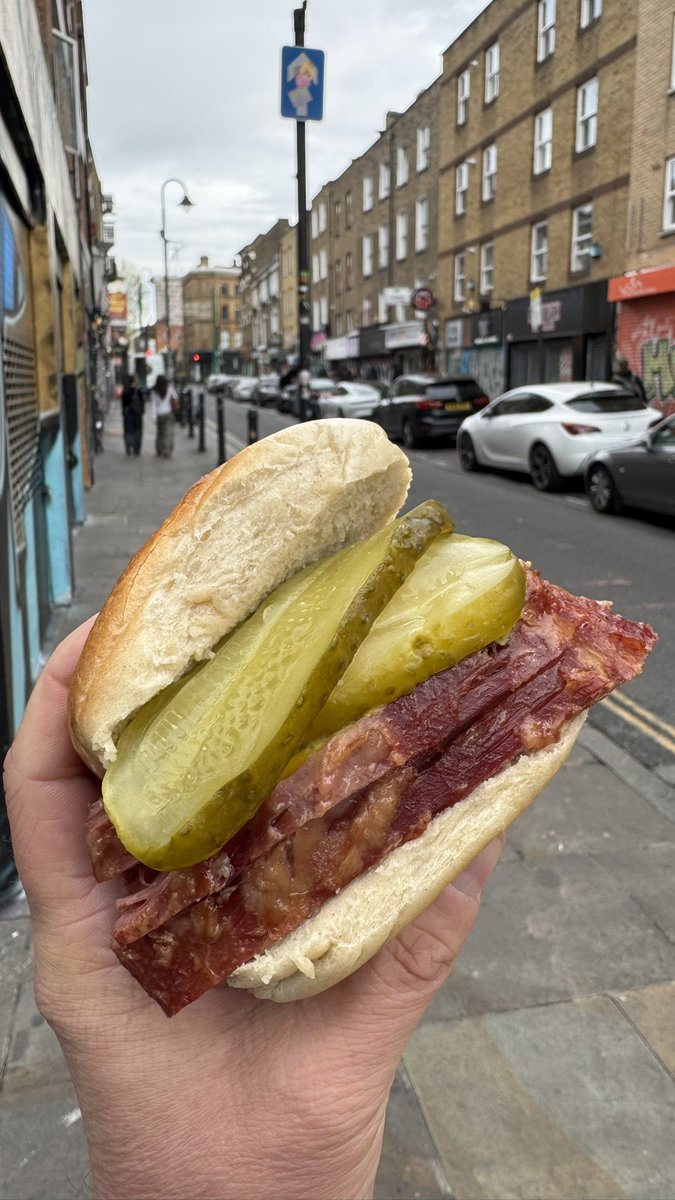One of my all time favourites in London has got to be a salt beef beigel w/ pickles and mustard by @beigel_bake on Brick Lane. Fully stacked and well worth £6.50. They’re open 24 hours though so grab one anytime. The perfect start to a day out in London! 🥯 #beigelbake #bricklane
