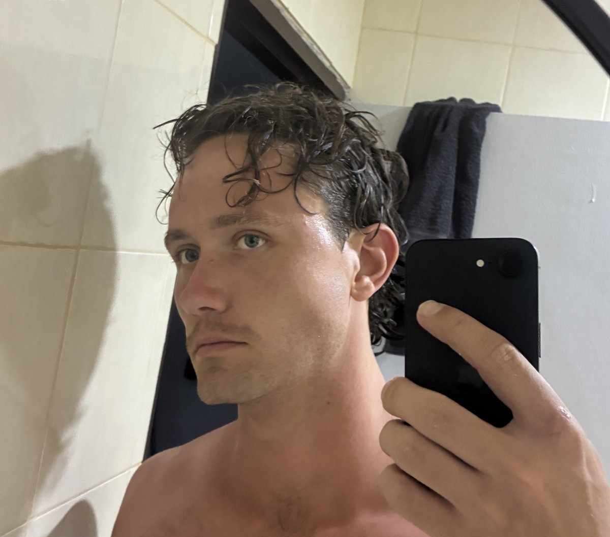 alexrjcameron's tweet photo. These are one week apart. How to go from a 6 to an 8 in less than 7 days. Especially after a big weekend on the 🍷Here’s the 5 step process 🧵 https://t.co/TwBUozvf4Z