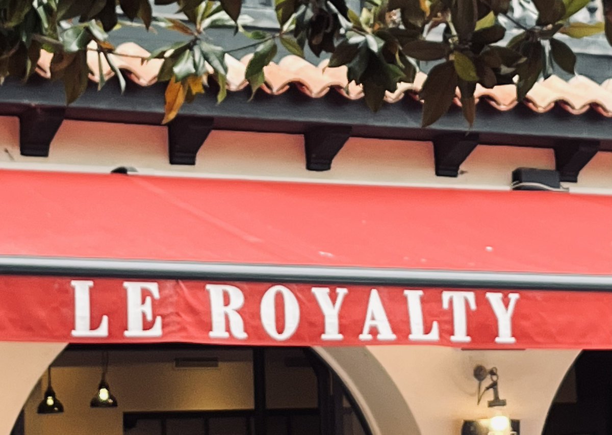 Eté 59. Antoine Blondin finit d'écrire Un singe en hiver à la terrasse du Royalty, à Biarritz. Un roman qu'il qualifie de "roman d'amour, roman de soif", publié à la Table Ronde, qui recevra le prix Interallié et sera porté à l'écran par Henri Verneuil.