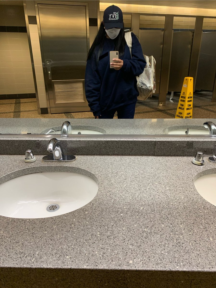 ModelAyshaMirza's tweet image. Landed in Boston for #BostonMarathon! Super early for our medical team meetings, here’s hoping I don’t see my racing friends in the medical tents at the finish line today! 🙏🏼

It’s always a beautiful day to give back to the sport 💙💛💙 always #MaskedAndRelaxed let’s go runners!