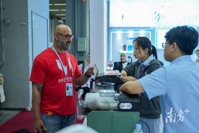 iGuangdong's tweet photo. 🌐🤖The 137th @cantonfair's 1st phase concluded on April 19, with 148,585 overseas buyers from 216 countries and regions in attendance, marking a 20.2% increase compared to the same period of the fair's 135th session.👏 https://t.co/qCfggO65s4 #OnInGD https://t.co/mCcGOfkLKn