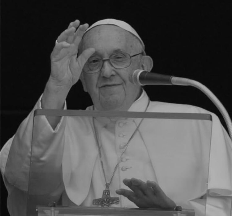 rha_freire1's tweet photo. Quem é da luz não mostra a sua religião, e sim o seu amor. ~Papa Francisco 

Morre um grande líder🖤 https://t.co/aReqaNylMC
