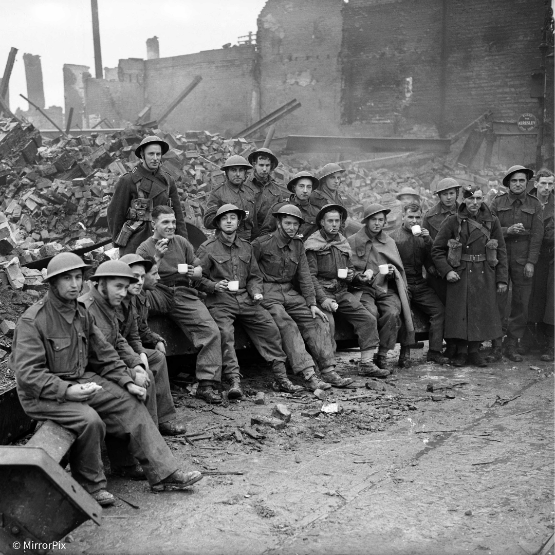 ☕ It's National Tea Day, and there's nothing quite like a cup of tea to warm the soul. 

📷 Soldiers brought into Coventry to help with the clear-up following a heavy German air raid on 14 November 1940, seen here taking a well-earned tea break.