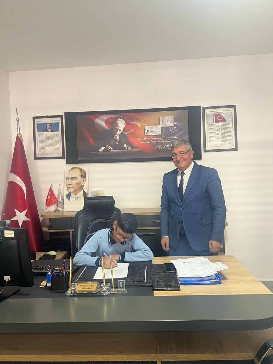 BanazNufus's tweet photo. 23 Nisan haftası nedeniyle Gürlek köyü Orta okulu öğrencileri Arife Nisa, Atakan ve Efekan' a makamımızı devir ettik. Okul müdürümüz Mehmet Bingöl ve İngilizce öğretmeni, aynı zamanda kızım Emine Yıldırım Alak' a teşekkürlerimizi sunuyoruz. https://t.co/d5QDSVmCGU
