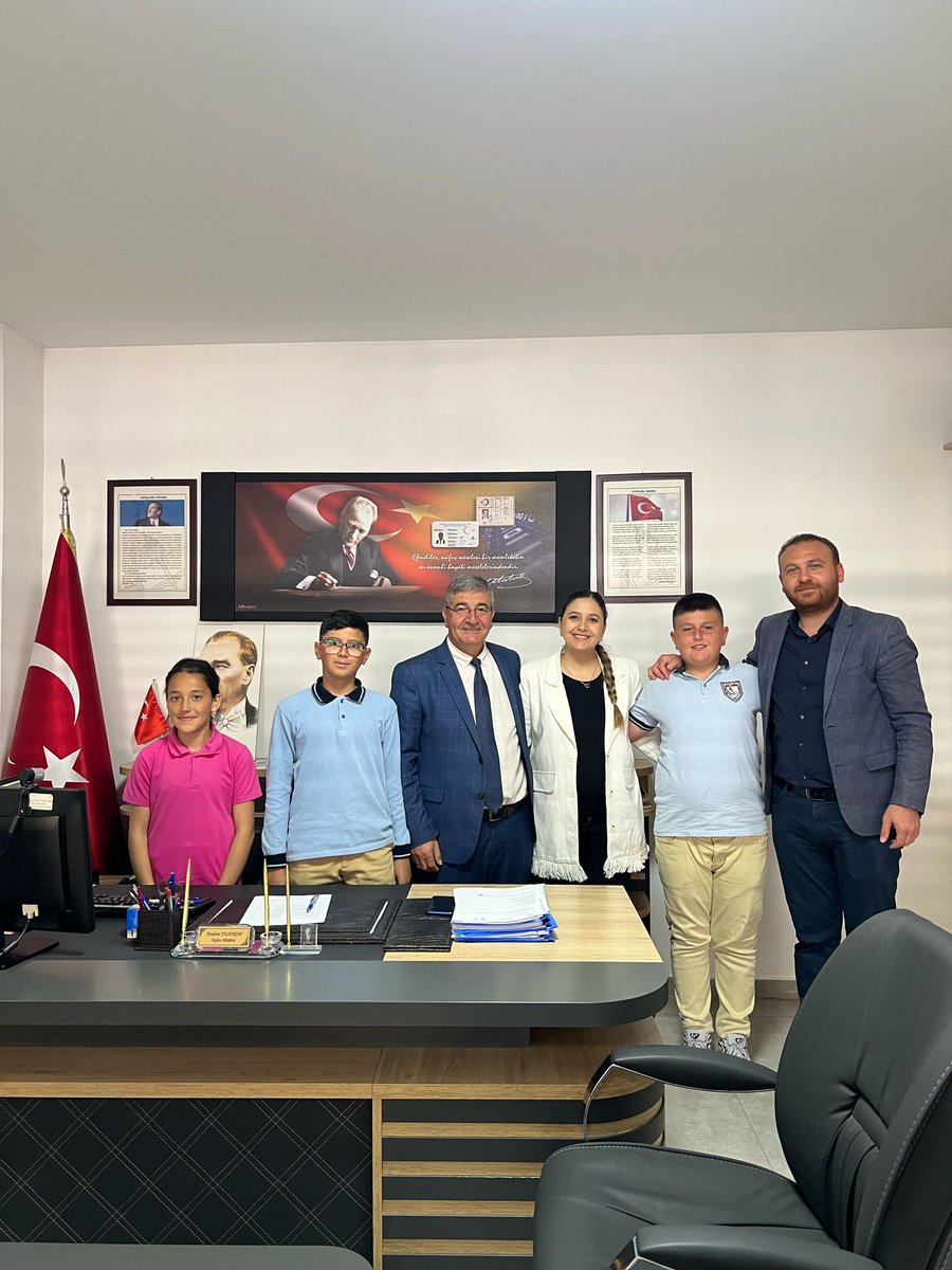 BanazNufus's tweet photo. 23 Nisan haftası nedeniyle Gürlek köyü Orta okulu öğrencileri Arife Nisa, Atakan ve Efekan' a makamımızı devir ettik. Okul müdürümüz Mehmet Bingöl ve İngilizce öğretmeni, aynı zamanda kızım Emine Yıldırım Alak' a teşekkürlerimizi sunuyoruz. https://t.co/d5QDSVmCGU