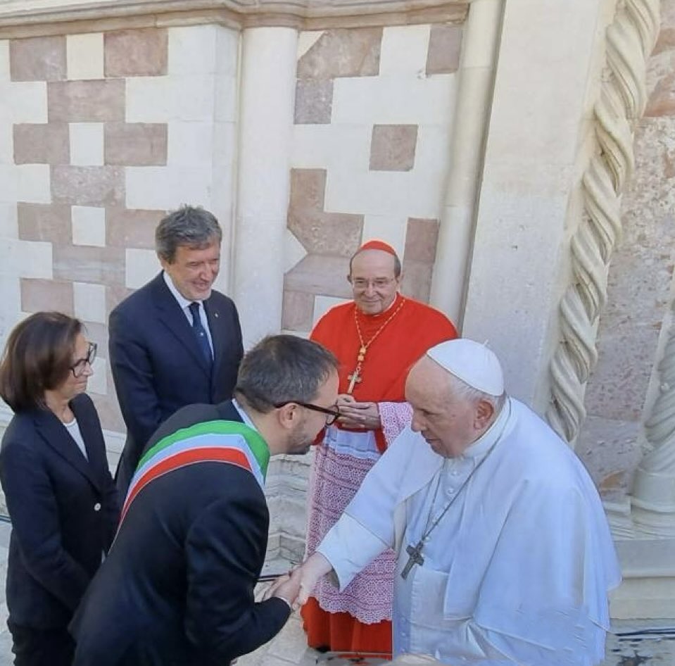 L’Abruzzo piange #PapaFrancesco Indelebile il ricordo della sua visita a L’Aquila per la Perdonanza. 
Ha guidato il mondo con coraggio, pace e dignità. Ci lascia un grande pastore e un esempio per tutti.