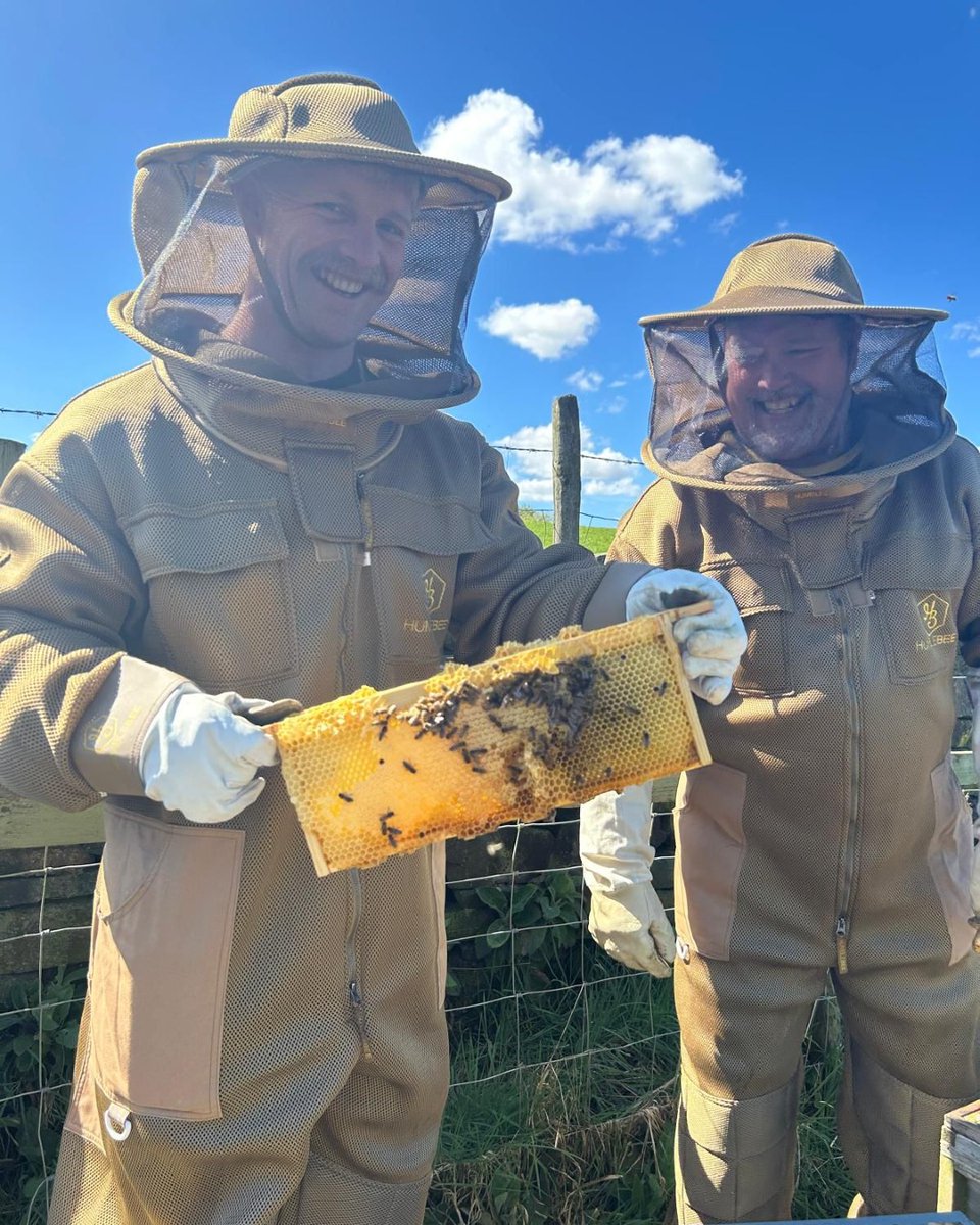 RochdaleHornets's tweet photo. 🐝🤝🐝

Something a little different for Hornets forward Elijah Simpson, who started the Easter weekend by helping out at Boro Bees! 

The bee farm was set up by club sponsors @AAAPest, raising money for charities across Rochdale 💙🍯 https://t.co/a5jHvcHBrC