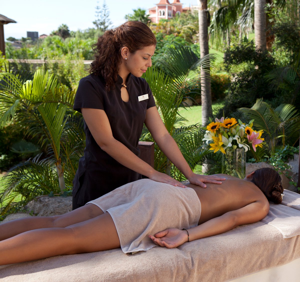 costa_adeje's tweet photo. 🧘🏽 En Costa Adeje tenemos una amplia variedad de espacios de spa y bienestar que ofrecen tratamientos de lujo, terapias relajantes y masajes.
😊 Ven a disfrutar de unas vacaciones en Cuerpo y Mente.
#CostaAdeje #EnCuerpoyMente #SpaCostaAdeje #TurismodeDescanso #Tenerife https://t.co/yMAXxJSF8e