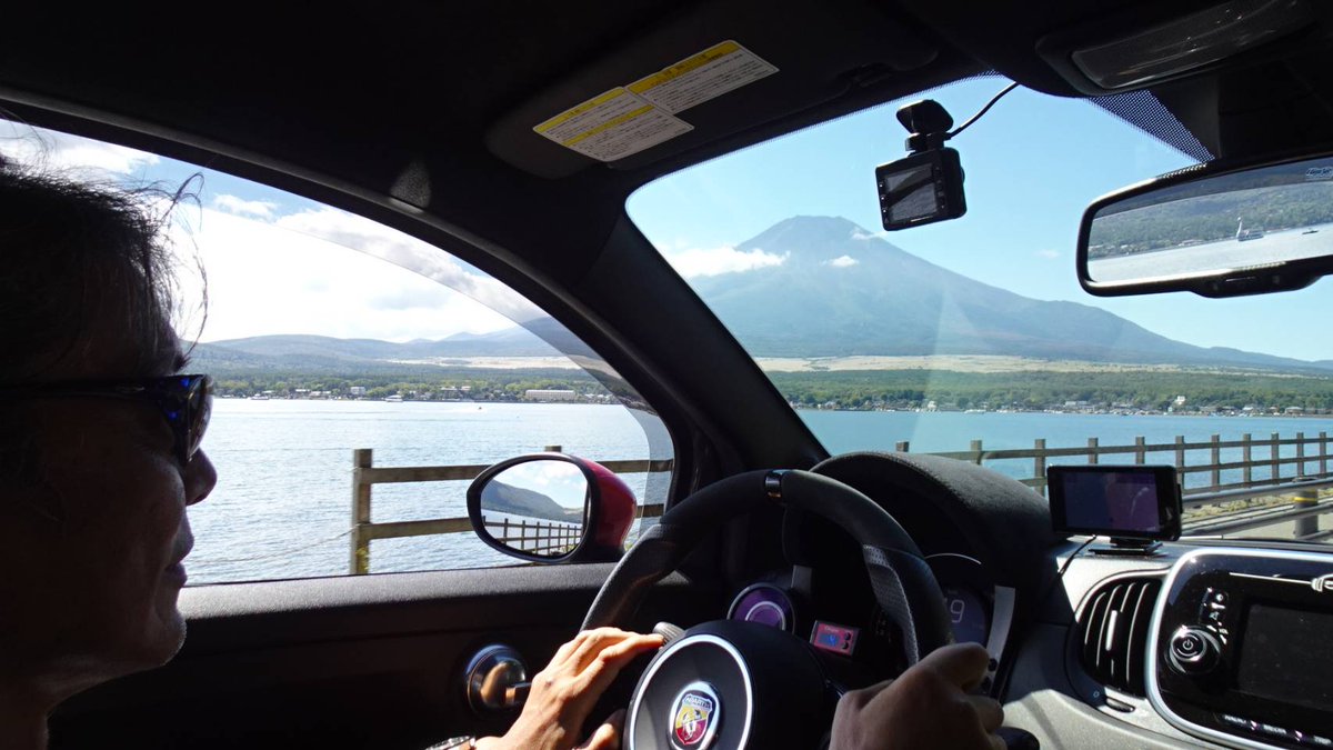 JAPS0809's tweet photo. 左ハンドルの車乗ると、カッコいい俺になれるらしいよ🤣（石破談）

#アバルト595
#フィアット500 https://t.co/PX8I6ckHng