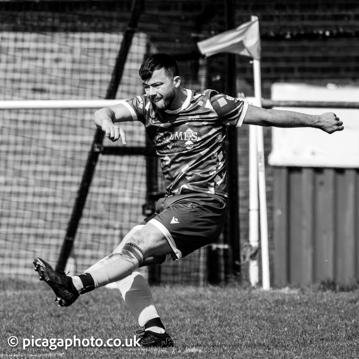 Picaga_photo's tweet photo. Hampshire Combination & Development Football League
@FCMeonMilton 1- 2 @HedgeEndRangers
A sunny showdown full of intensity! π₯
Hard-fought battle, and Hedge End Rangers edge it with a crucial win on the road. β½οΈ
#football #hcdfl #hampshire #league
https://t.co/1inFNhwgxu https://t.co/gb7wqXTn8Y