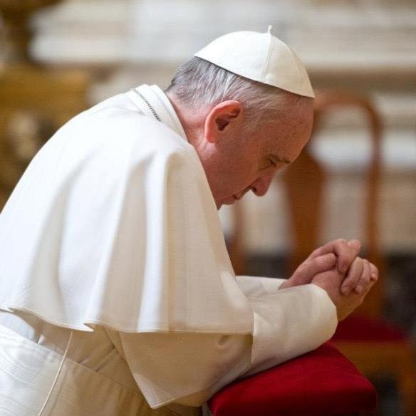 El Papa Francisco ha fallecido. Su vida ha sido una entrega en totalidad al servicio del Señor y de su Iglesia. Nos ha dado testimonio de una espiritualidad profunda y una palabra profética; nos ha enseñado a vivir el Evangelio con fidelidad, con valentía y con un amor sin