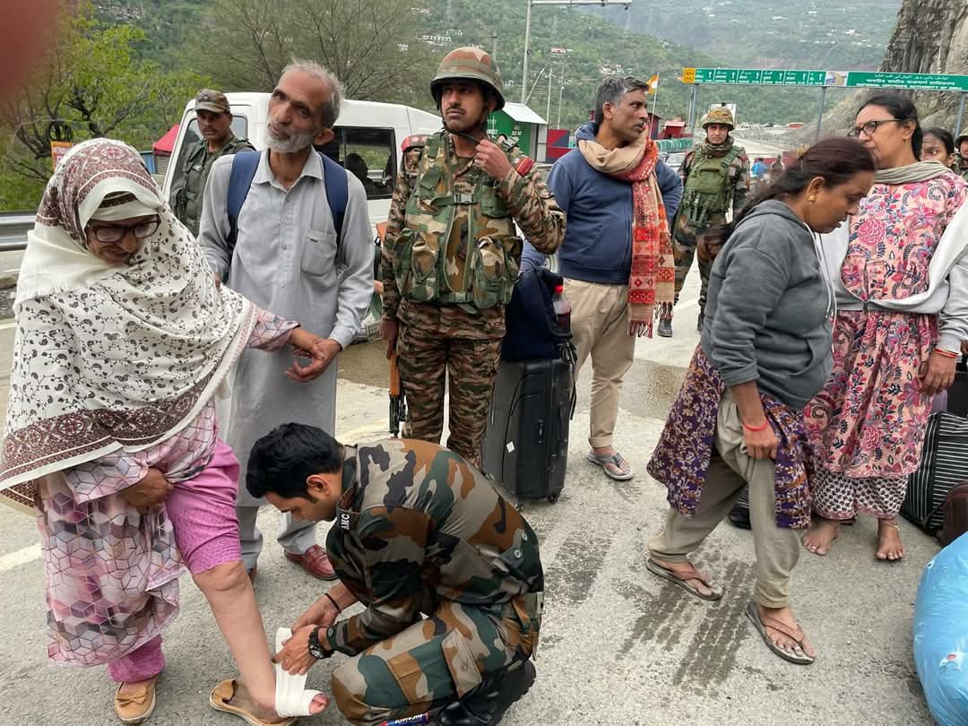 Serving Mother and Motherland together Salute ,This is epitome of love and emotions from Kashmir 🇮🇳 our force is our pride 
<a href="/OfficeOfLGJandK/">Office of LG J&K</a> <a href="/ANI/">ANI</a> <a href="/aartiinaagpal/">AARTII NAAGPAL</a> <a href="/diprjk/">Information & PR, J&K</a> <a href="/Devansh_IAS/">Devansh Yadav</a> <a href="/vishesh_jk/">Vishesh Mahajan</a> <a href="/narendramodi/">Narendra Modi</a> <a href="/rajnathsingh/">Rajnath Singh</a> <a href="/RavinderRaina/">Ravinder Raina</a> <a href="/DrJitendraSingh/">Dr Jitendra Singh</a> <a href="/AmitShah/">Amit Shah</a> @MudgalYasha