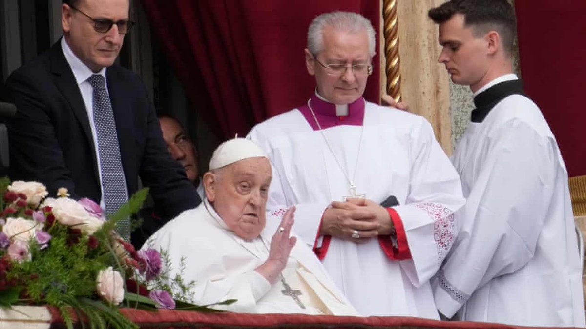 BlogdoNoblat's tweet photo. Em suas primeiras palavras na sacada da Basílica de São Pedro, em 2013, o recém-eleito Papa Francisco disse à plateia lotada : "Todos vocês sabem que o dever do conclave era dar um bispo a Roma. Parece que meus irmãos cardeais vieram quase até os confins da Terra para buscá-lo."
A observação irônica atingiu um tom autodepreciativo cativante. Mas a alusão do papa argentino à sua condição de outsider foi reveladora: tendo sido escolhido por seus pares, o Cardeal Jorge Mario Bergoglio pretendia que seu papado fosse muito mais radical e reformador do que o conclave havia previsto. Diz-se que, no século XIII, São Francisco de Assis recebeu a instrução divina: "Vai, reconstrói a minha casa". O primeiro Papa a adotar o nome do santo encarava sua própria tarefa em termos semelhantes.
Sob o erudito e tradicionalista Bento XVI, uma mentalidade de bunker se desenvolveu em Roma. Cada vez mais, o papa alemão definia a Igreja por sua hostilidade à secularização em curso e ao suposto relativismo no Ocidente. O caso Vatileaks , as evidências de corrupção financeira de alto nível e, acima de tudo, a indignação pública com as revelações de abuso sexual clerical mergulharam a Igreja em um nadir de reputação. Dentro do próprio Vaticano, grupos tóxicos lutavam para preservar e expandir suas bases de poder, com o cada vez mais frágil Bento XVI apenas nominalmente no comando.
A abordagem de Francisco foi seguir os passos de um de seus heróis, o Papa João XXIII, que disse, na véspera do modernizador Concílio Vaticano II , em 1962, que desejava "abrir a janela e deixar entrar um pouco de ar fresco". Em uma memorável crítica ao funcionalismo público do Vaticano, o primeiro Papa não europeu dos tempos modernos protestou contra uma "patologia do poder" e criticou duramente os membros que "se sentem 'senhores do feudo' – superiores a todos e a tudo". 
A Igreja Católica Romana, disse ele, precisava "sair de si mesma e ir para as periferias"; tornar-se "uma Igreja dos pobres para os pobres" e um "hospital de campanha para os fiéis". Ao longo da década seguinte, os temas franciscanos tradicionais de pobreza, humildade, solidariedade com os pobres e com o meio ambiente dominaram o estilo e a substância do novo papado. (The Guardian)